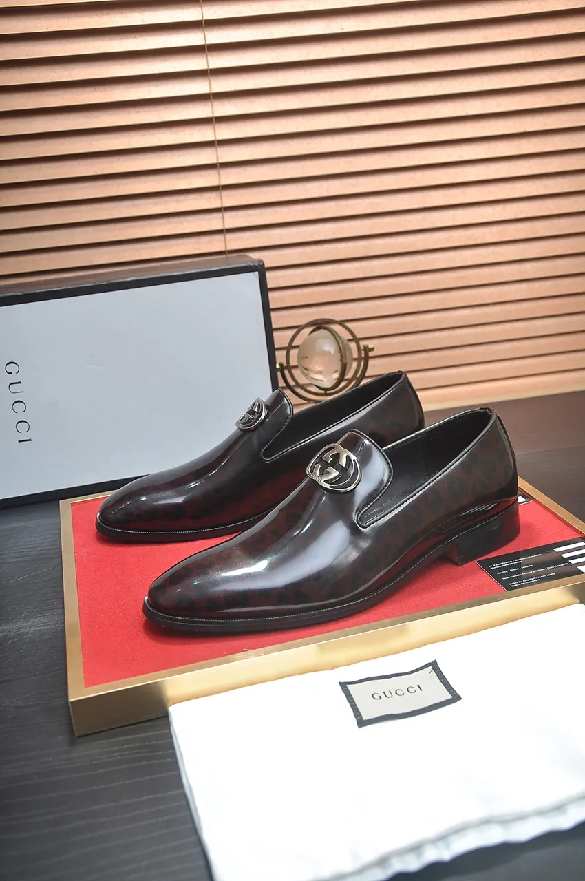 Men's shoes💰500💶Italy's top luxury men's shoe giant (GUCCI) (Gucci) (full cowhide lining) new arrival🍃Original European style🔰 Pleasant to the eye😍In order to make the shoes more durable and non-deformable🌀The production continues to follow traditional methods but there is still no lack of innovation💪Choose original sheepskin for the leather♻️ Smooth and natural And extra bright ⭐Made of imported cowhide, the first choice of rich people 38-45 (45 customized)